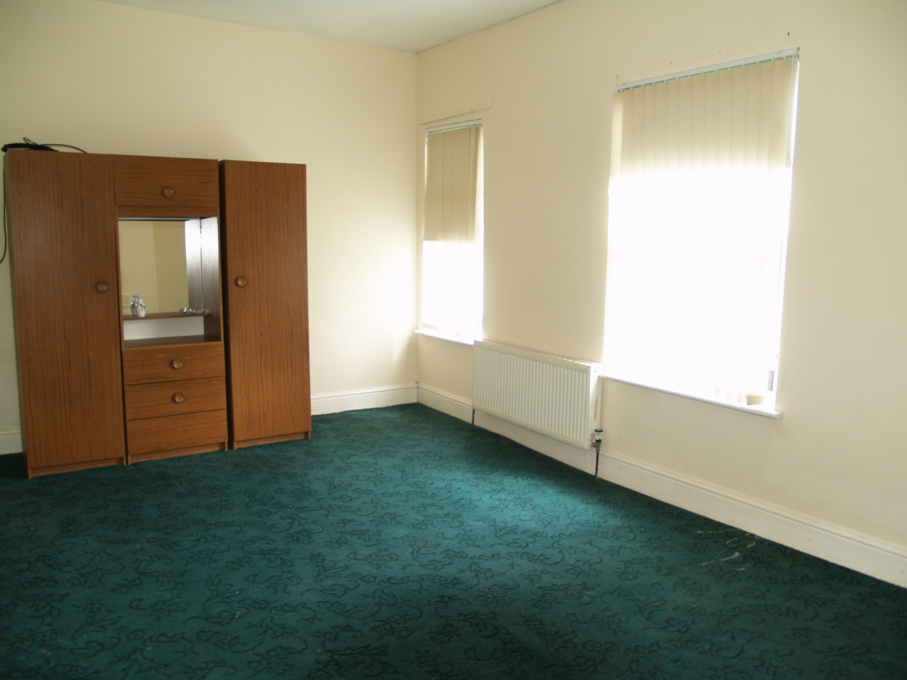 3 bedroom mid terraced house SSTC in Birmingham - photograph 4.