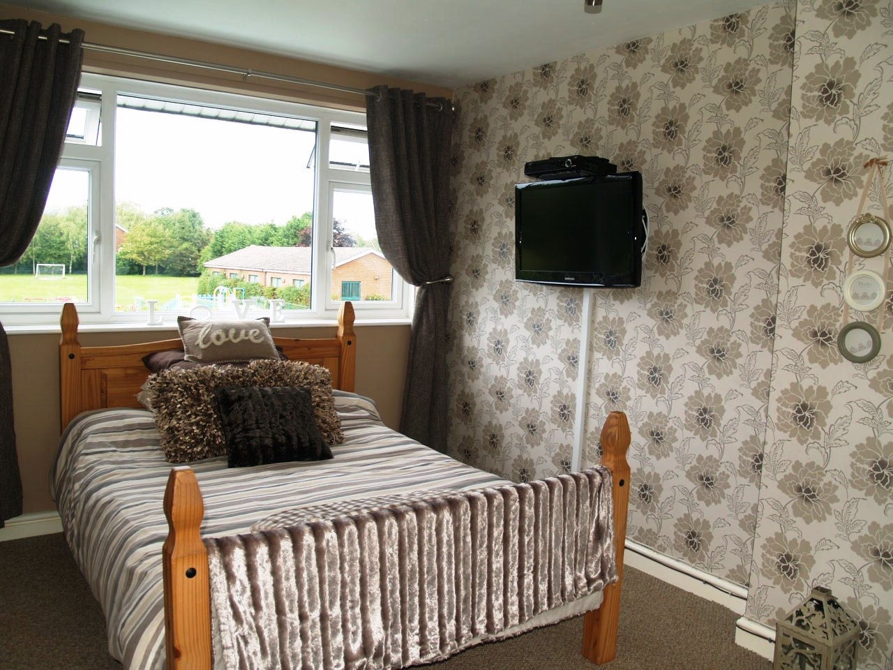 3 bedroom mid terraced house SSTC in Solihull - photograph 6.