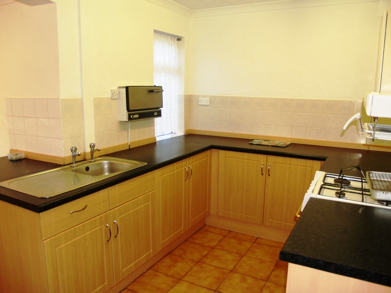 2 bedroom mid terraced house SSTC in Birmingham - photograph 3.