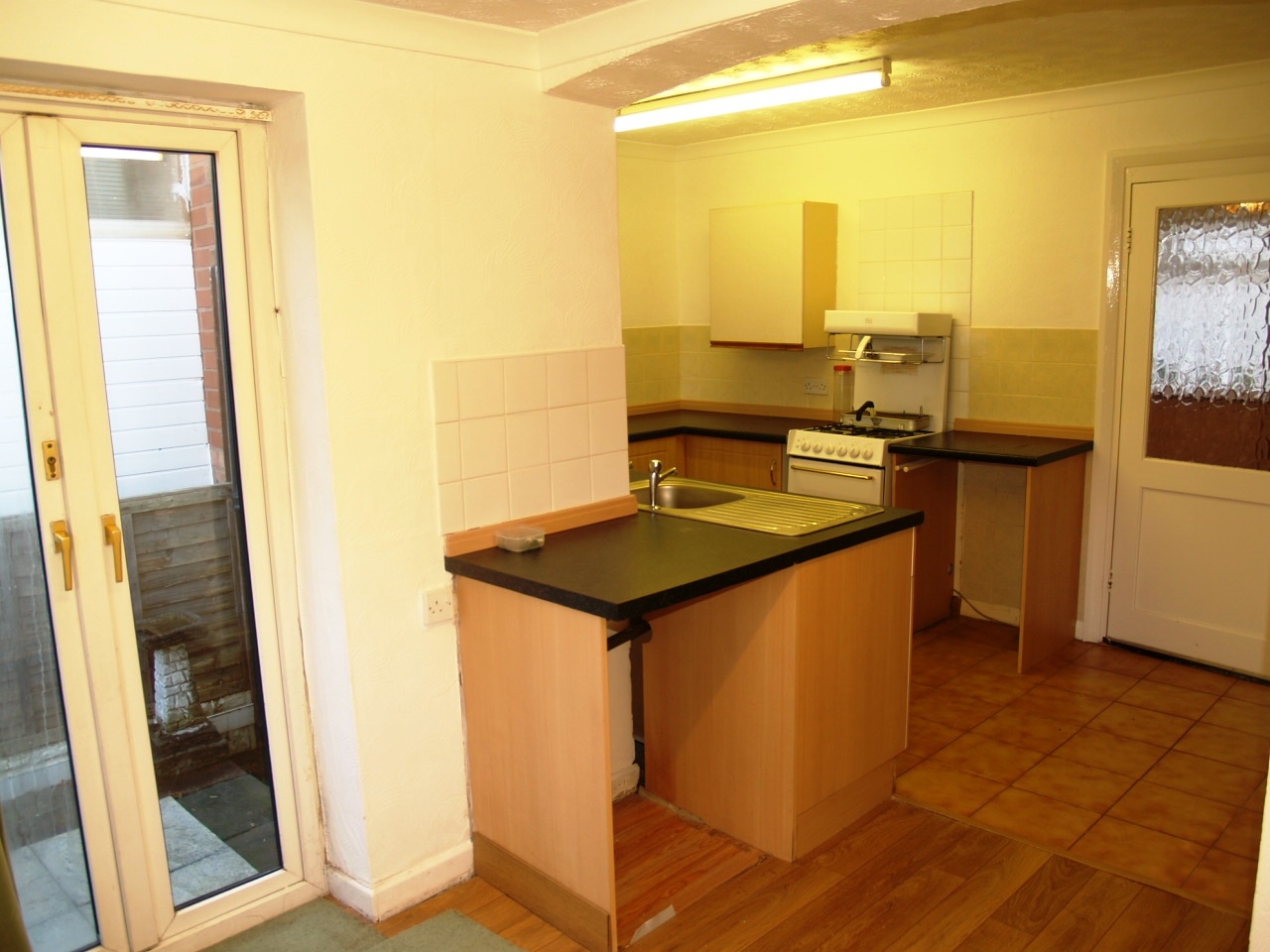 2 bedroom mid terraced house SSTC in Birmingham - photograph 4.