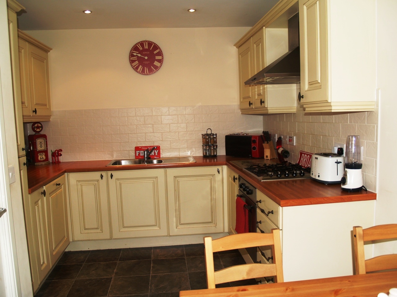 2 bedroom semi detached house SSTC in Solihull - photograph 4.