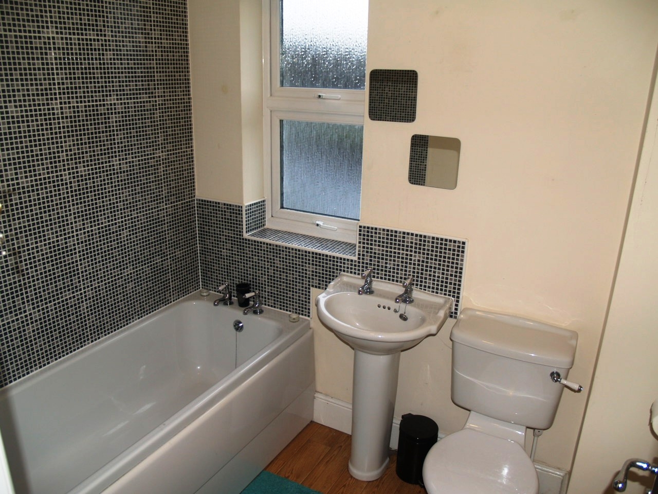 2 bedroom semi detached house SSTC in Solihull - photograph 6.