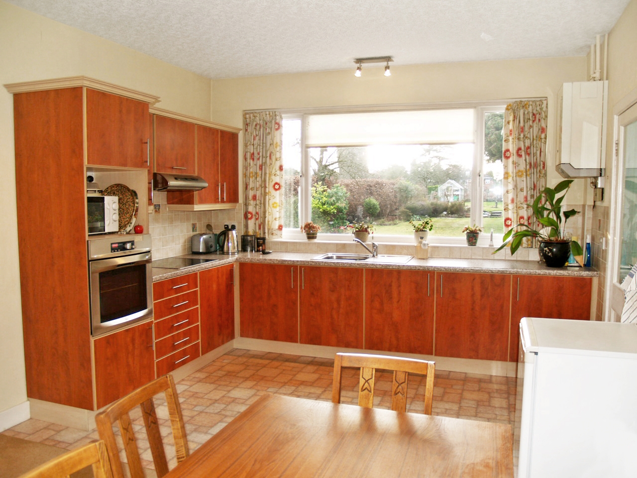 4 bedroom semi detached house SSTC in Solihull - photograph 7.