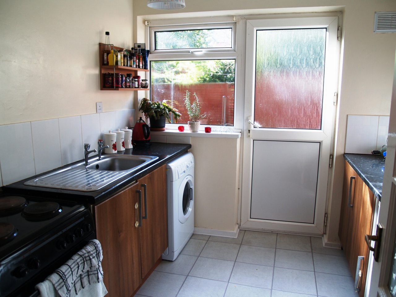 2 bedroom ground floor apartment SSTC in Solihull - photograph 4.