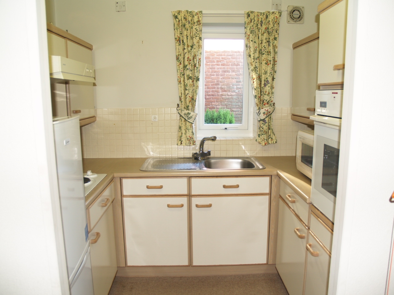 2 bedroom apartment SSTC in Solihull - photograph 4.