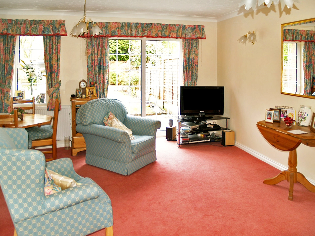 3 bedroom semi detached house SSTC in Solihull - photograph 4.