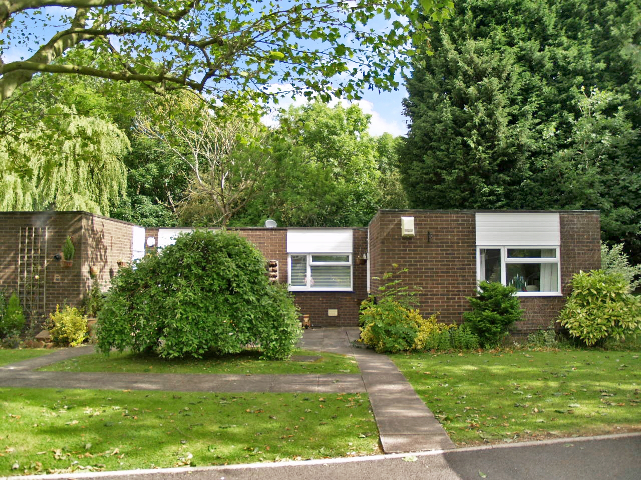 2 bedroom semi detached bungalow SSTC in Solihull - photograph 7.