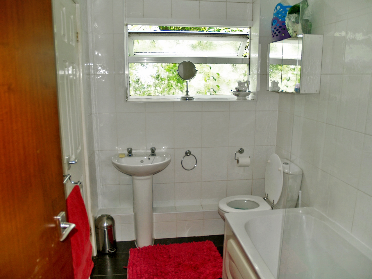 2 bedroom semi detached bungalow SSTC in Solihull - photograph 6.