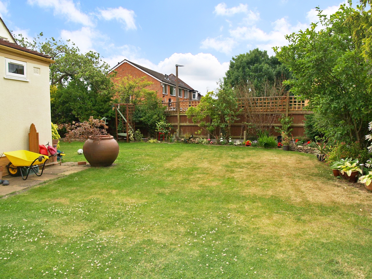 4 bedroom detached house SSTC in Solihull - photograph 19.