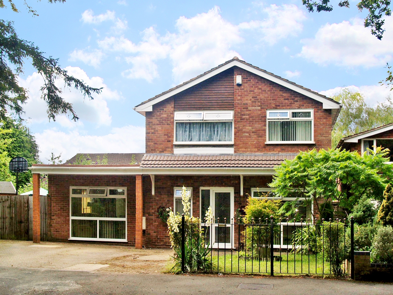 4 bedroom detached house SSTC in Solihull - Main Image.