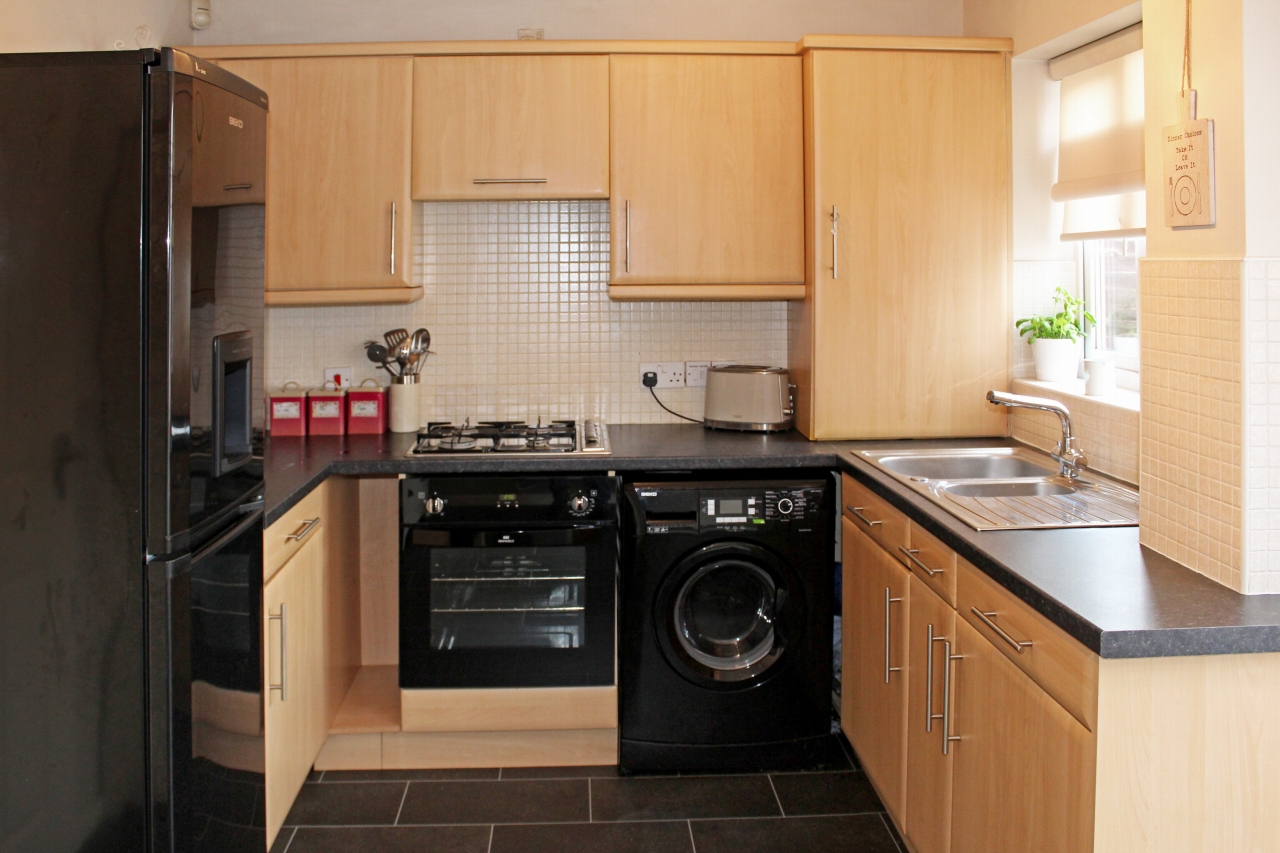 2 bedroom mid terraced house SSTC in Birmingham - photograph 3.