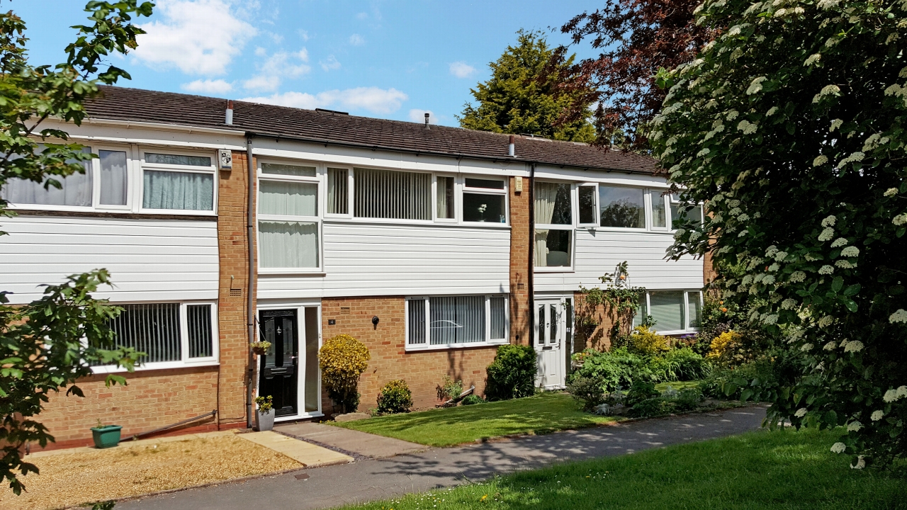 3 bedroom mid terraced house SSTC in Solihull - photograph 4.