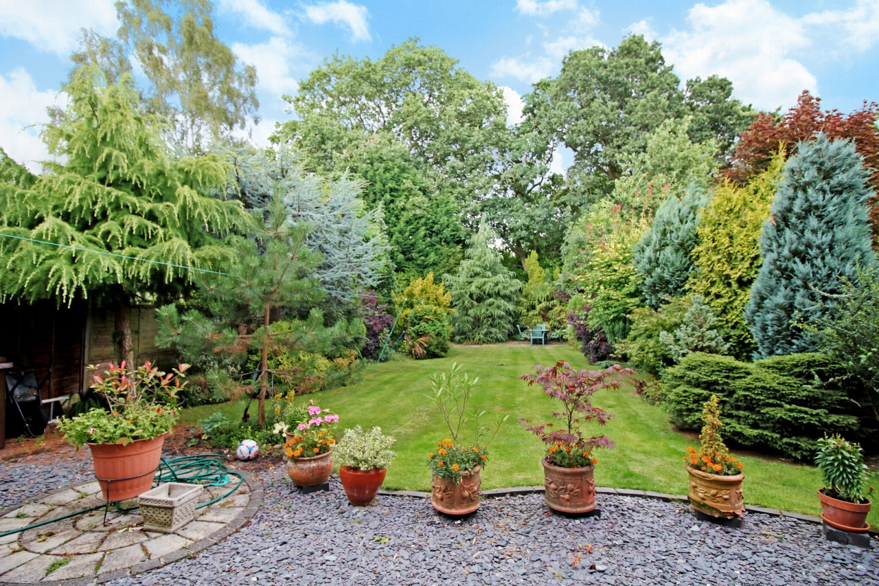 4 bedroom detached house SSTC in Solihull - photograph 2.