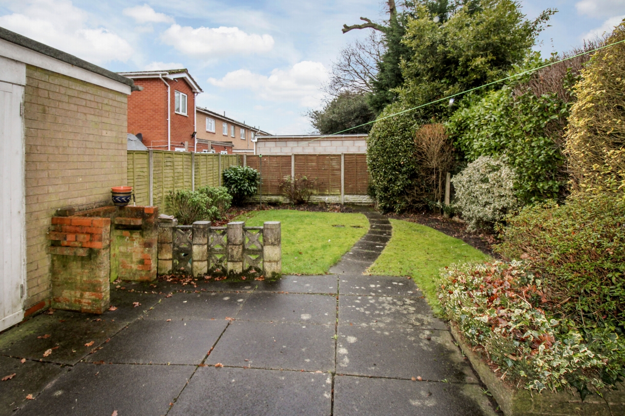 3 bedroom end terraced house SSTC in Solihull - photograph 4.