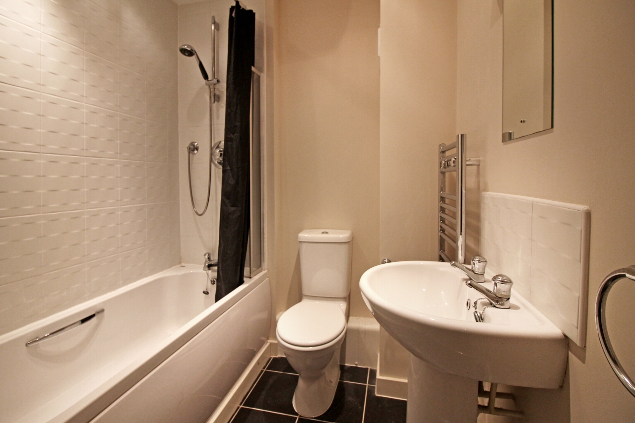 2 bedroom ground floor apartment Application Made in Solihull - photograph 8.