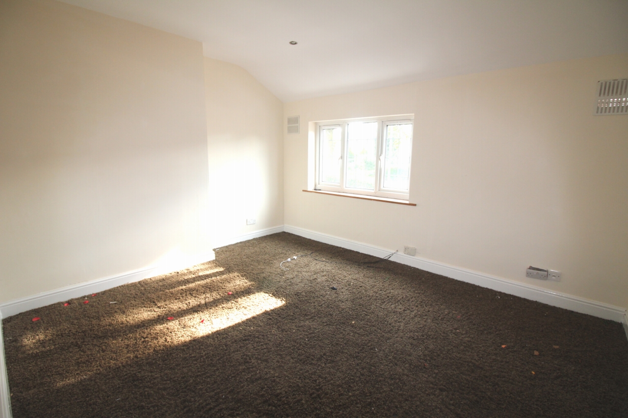 2 bedroom mid terraced house SSTC in Birmingham - photograph 9.