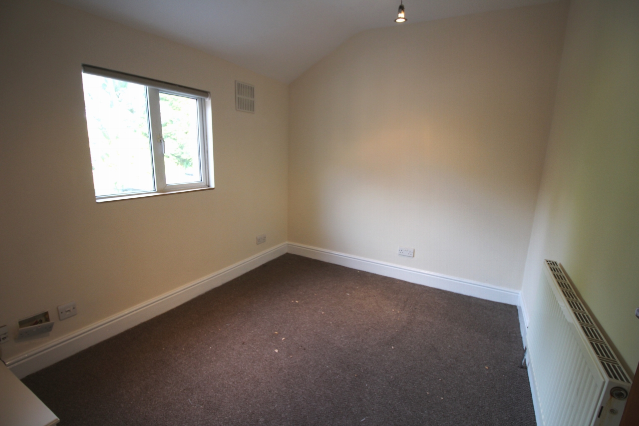 2 bedroom mid terraced house SSTC in Birmingham - photograph 8.