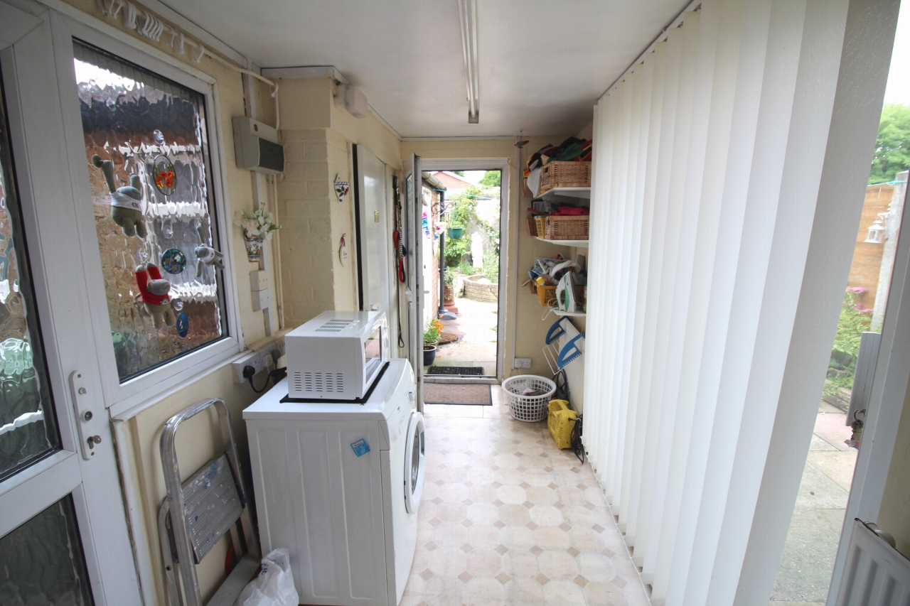 2 bedroom mid terraced house SSTC in Solihull - photograph 4.