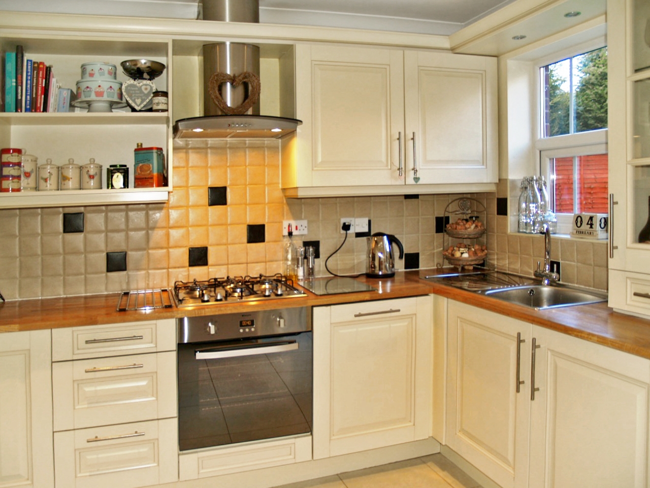 3 bedroom semi detached house SSTC in Solihull - photograph 3.