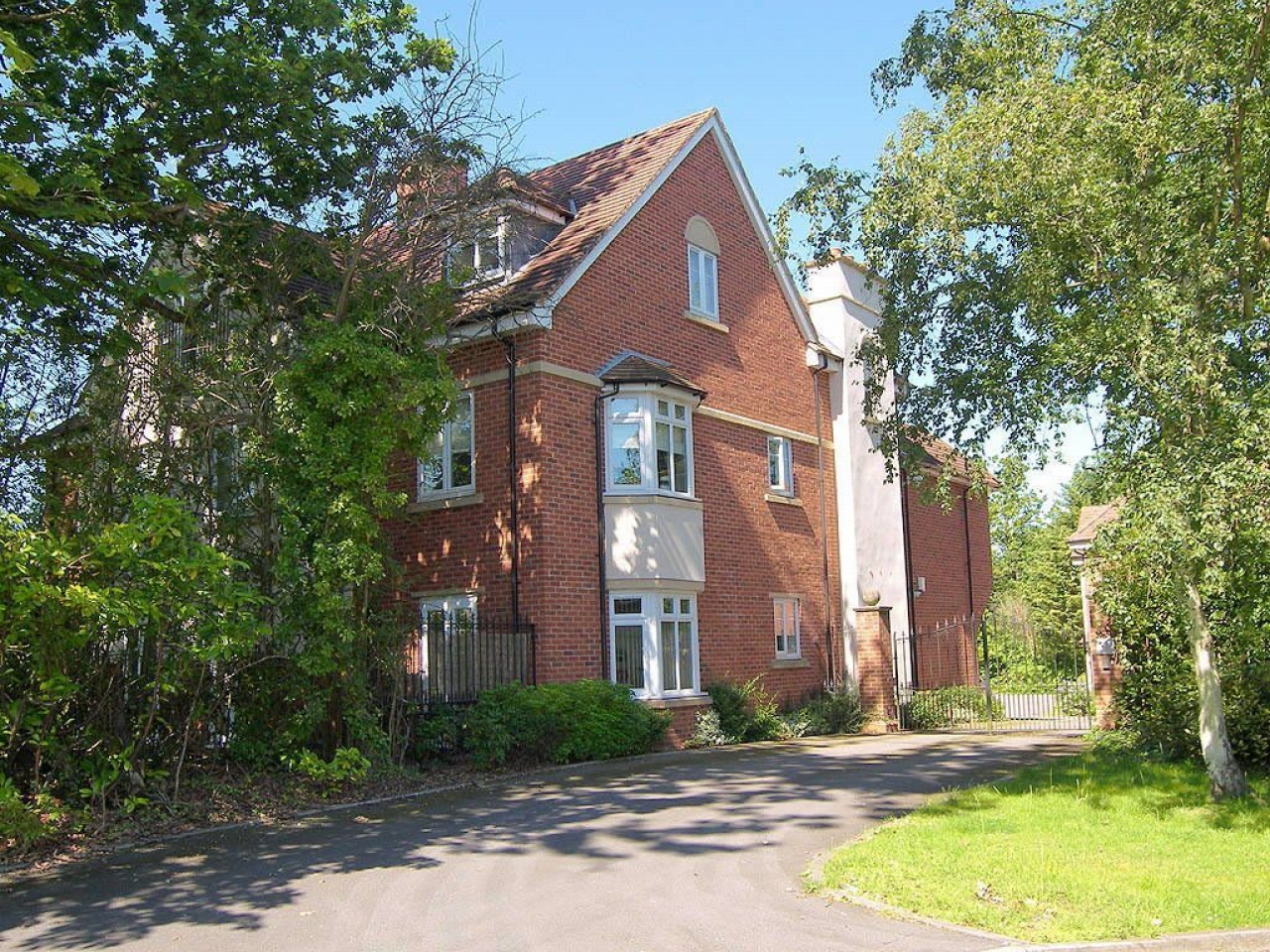 2 bedroom first floor apartment SSTC in Solihull - photograph 3.