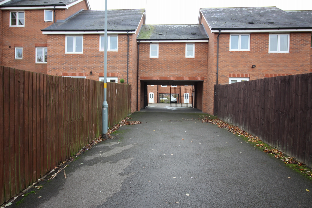 2 bedroom mid terraced house SSTC in Birmingham - photograph 10.