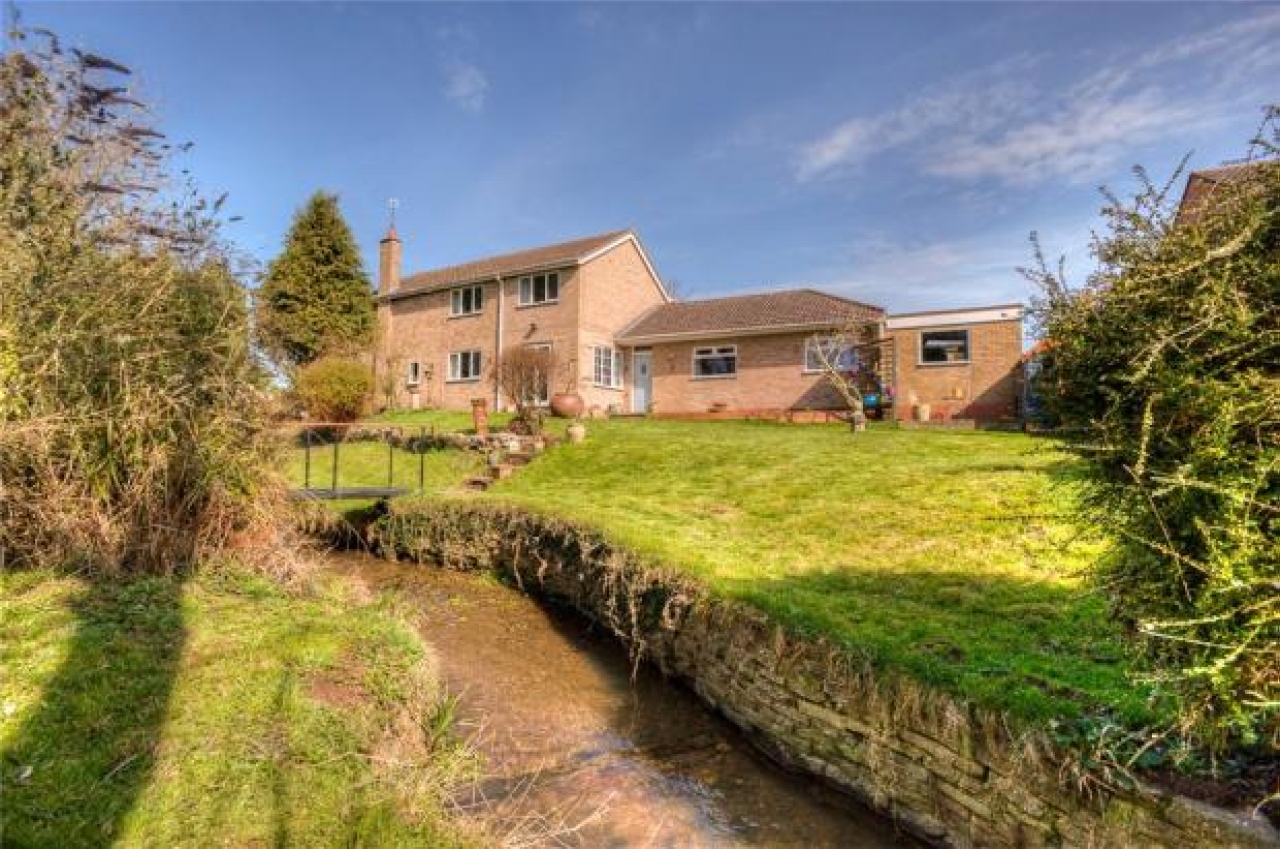 4 bedroom detached house SSTC in Alcester - photograph 9.