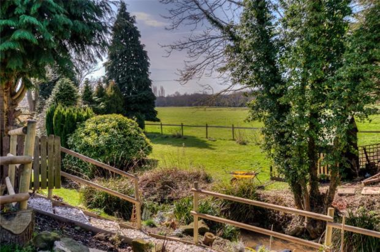 4 bedroom detached house SSTC in Alcester - photograph 14.