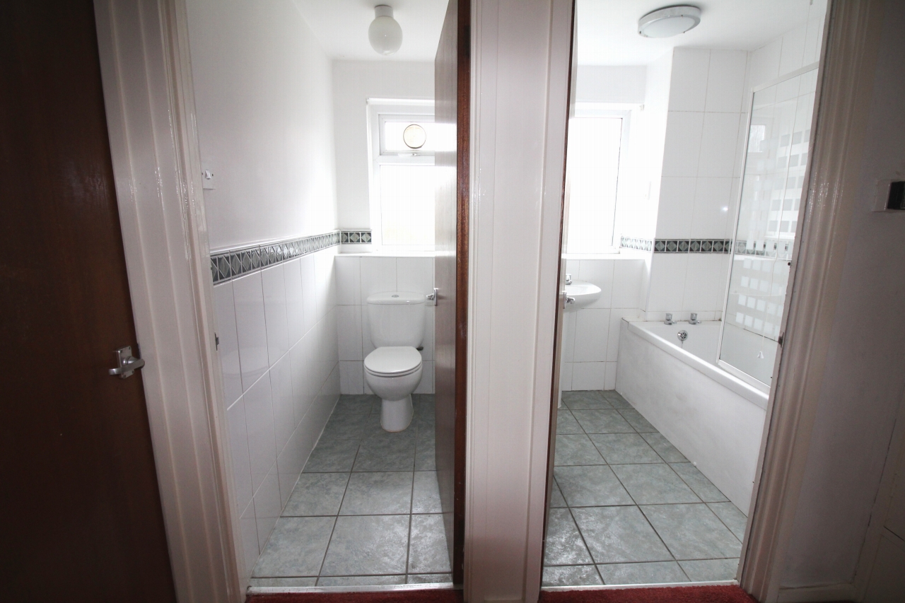 2 bedroom second floor apartment SSTC in Solihull - photograph 6.