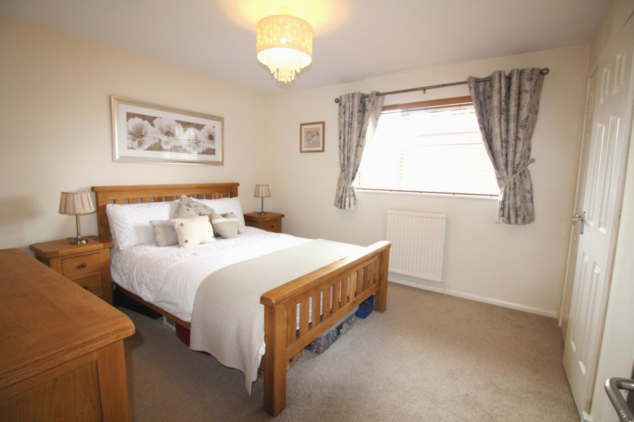 2 bedroom mid terraced house SSTC in Solihull - photograph 6.