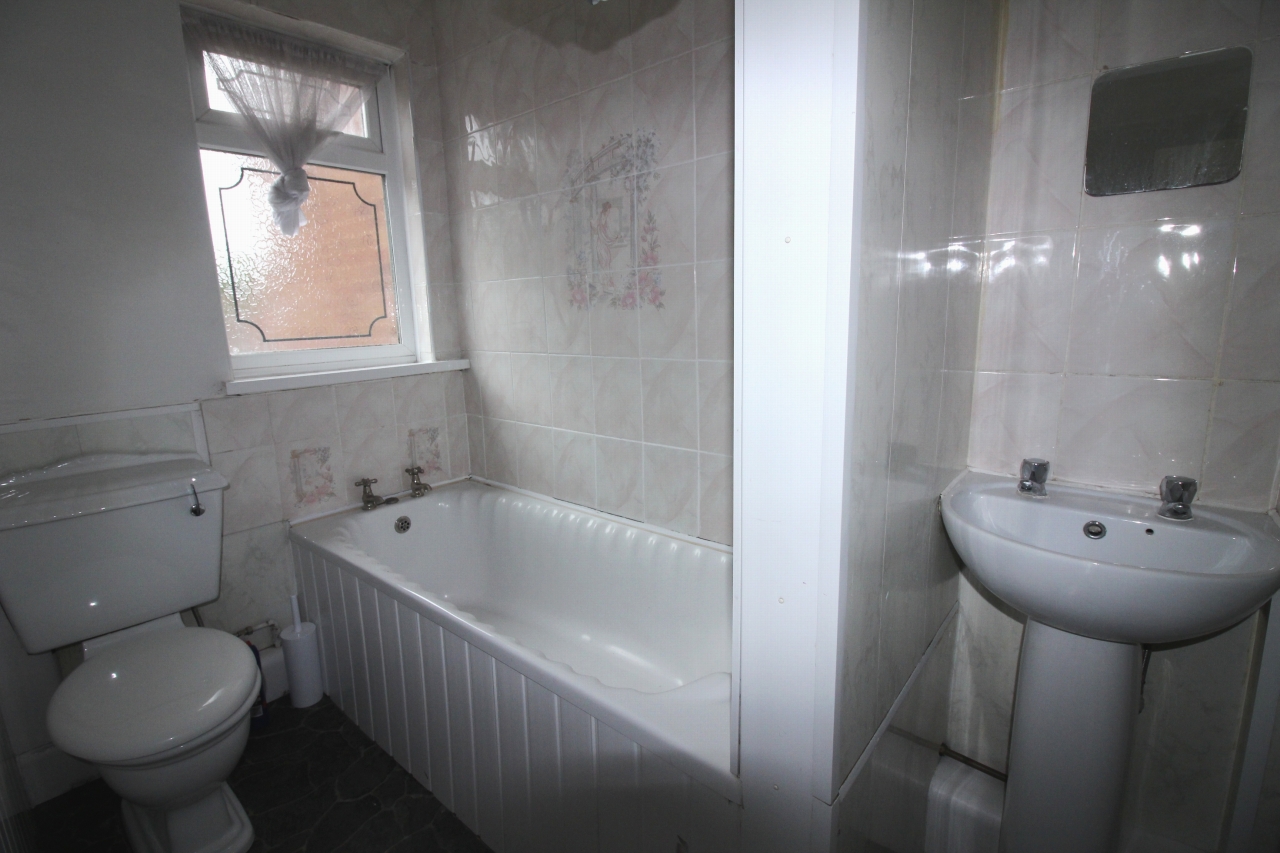 3 bedroom mid terraced house SSTC in Birmingham - photograph 4.