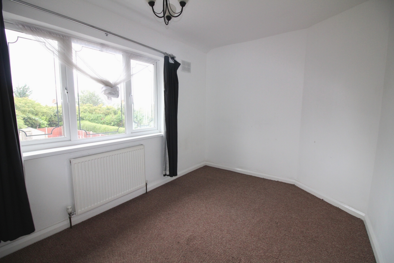 3 bedroom mid terraced house SSTC in Birmingham - photograph 5.