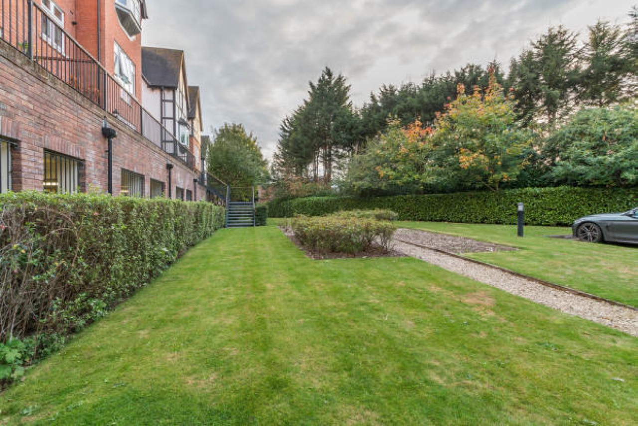 2 bedroom ground floor apartment SSTC in Solihull - photograph 7.