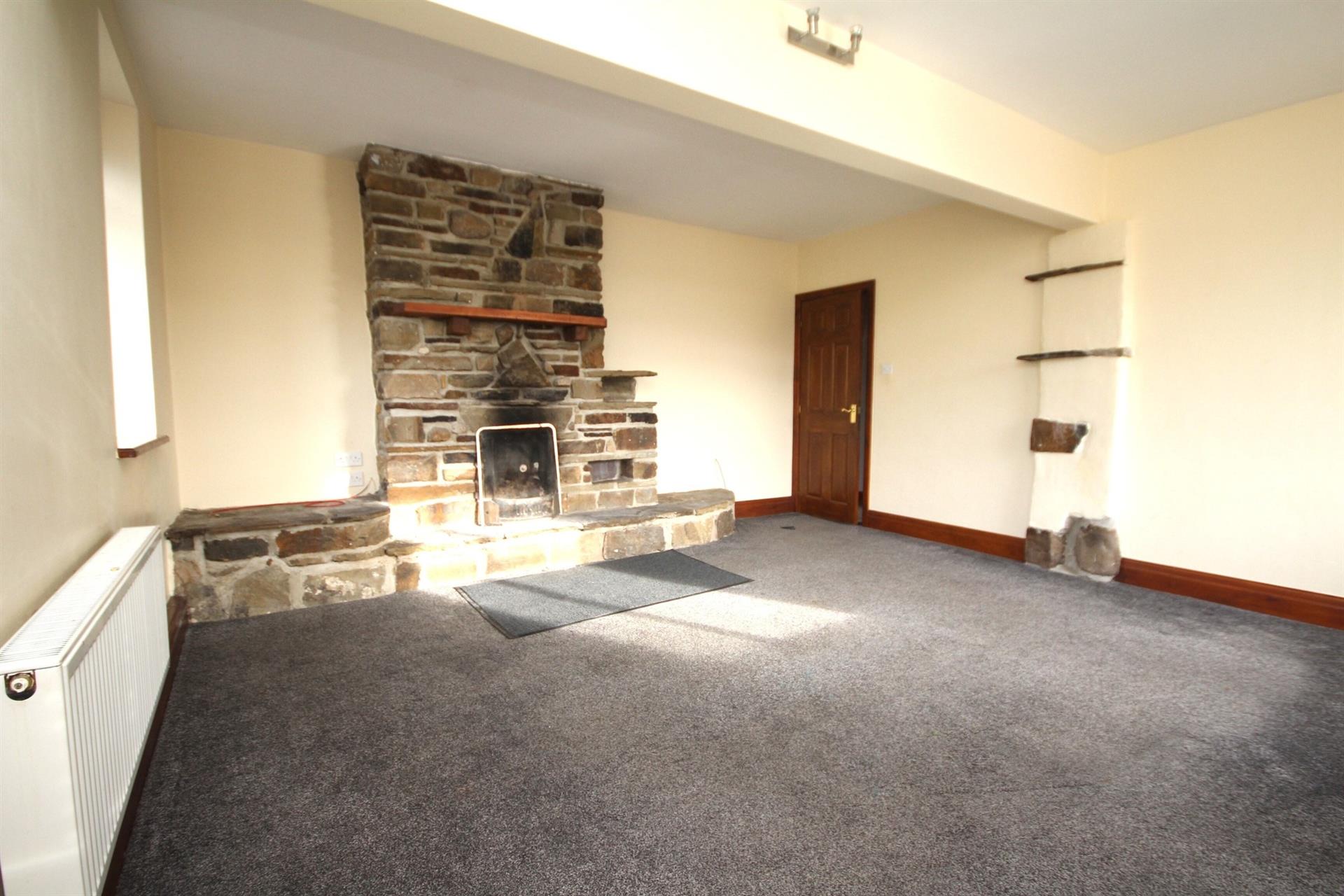 3 bedroom farm house character property To Let in Plantation Rd, Edgworth, Lancs - Living room.