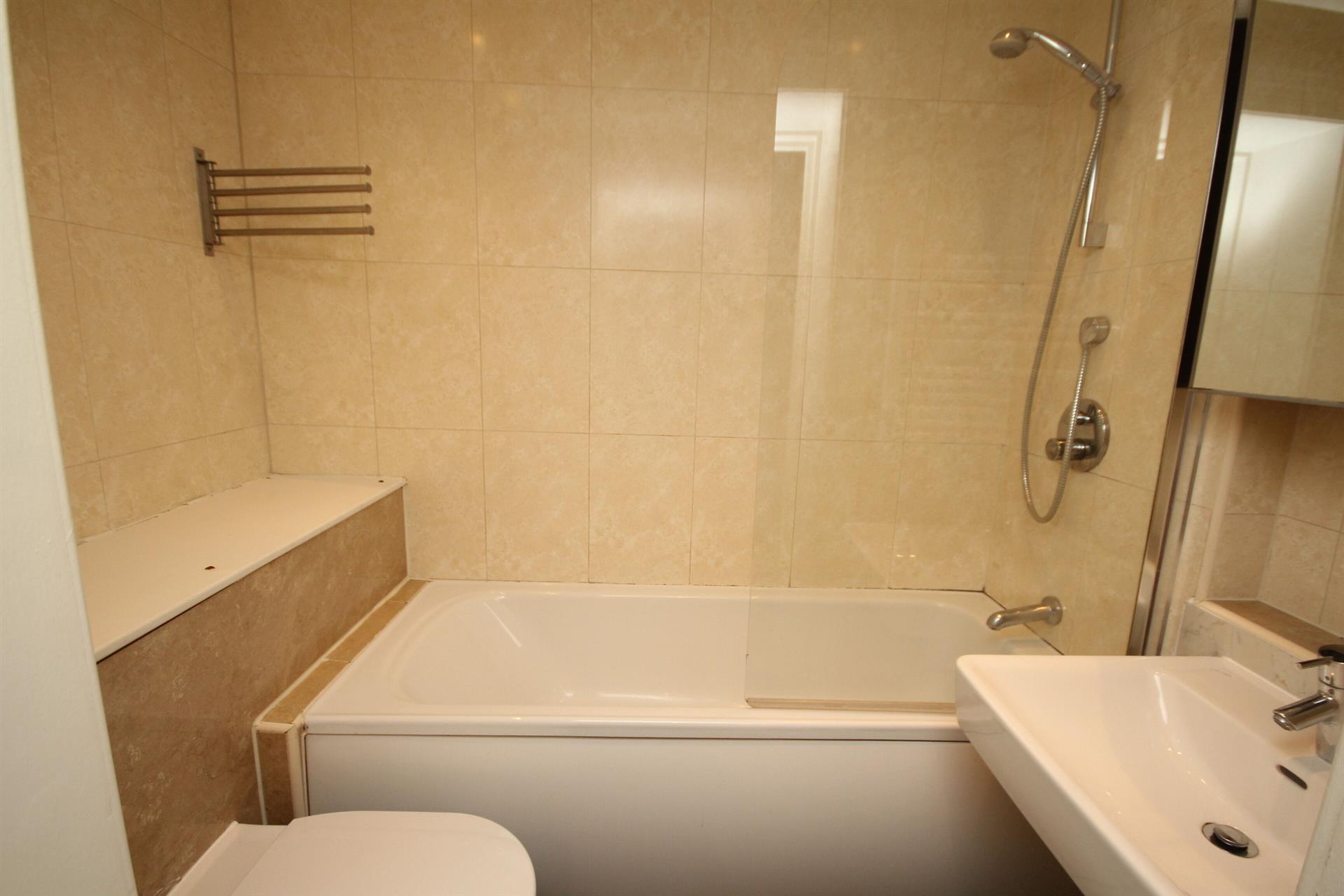 2 bedroom apartment flat / apartment To Let in Knott St, Darwen, Lancs - Bathroom.