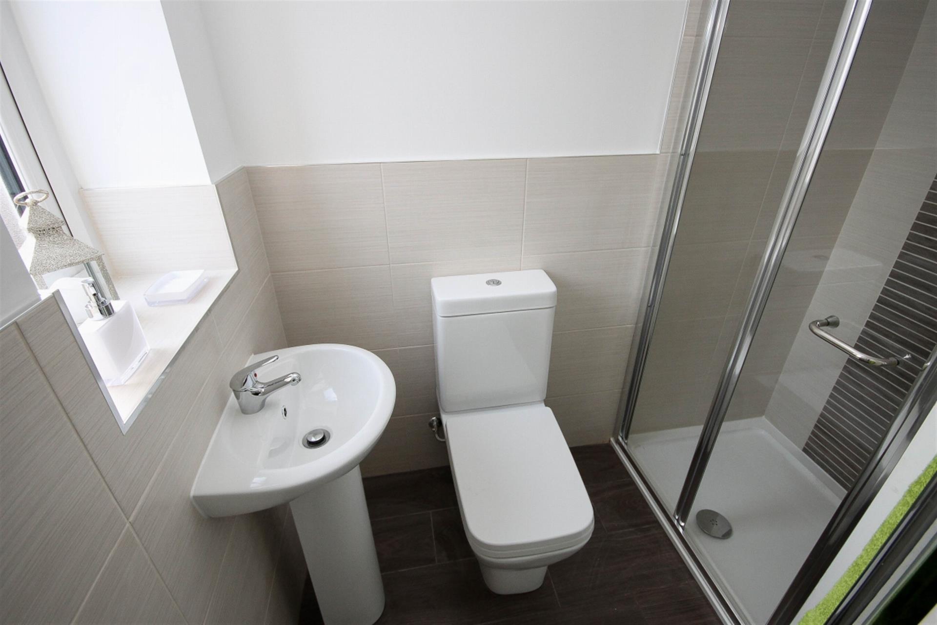 4 bedroom detached house Let Agreed in Bolton, Lancs - Ensuite.