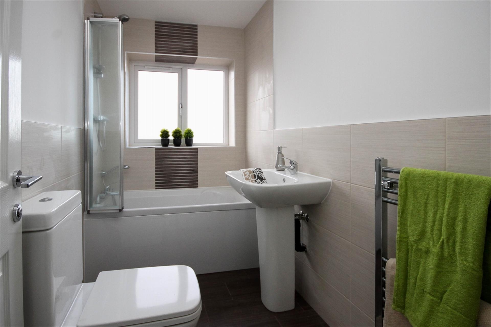 4 bedroom detached house Let Agreed in Bolton, Lancs - Main bathroom.