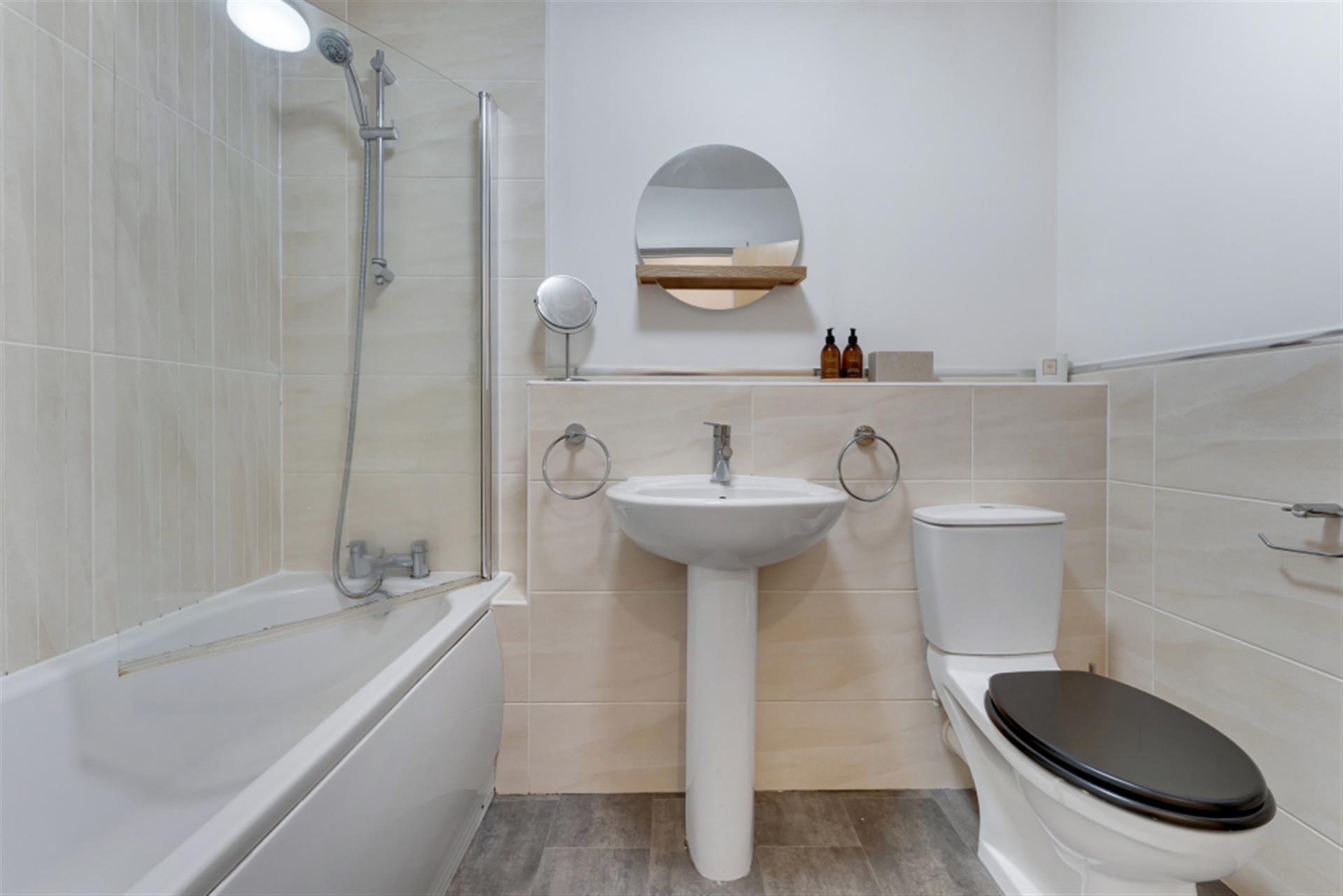 2 bedroom apartment flat / apartment To Let in Bolton, Greater Manchester - Bathroom.