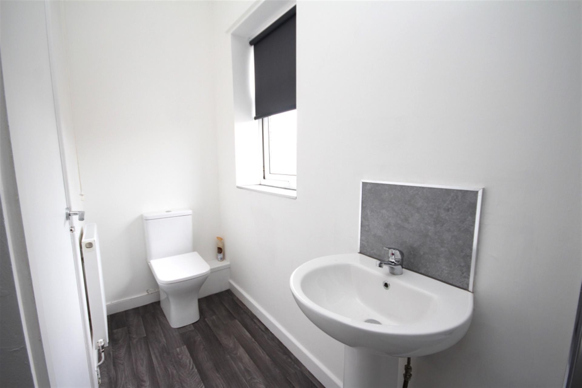 2 bedroom apartment flat / apartment To Let in Horwich, Bolton - Bathroom.