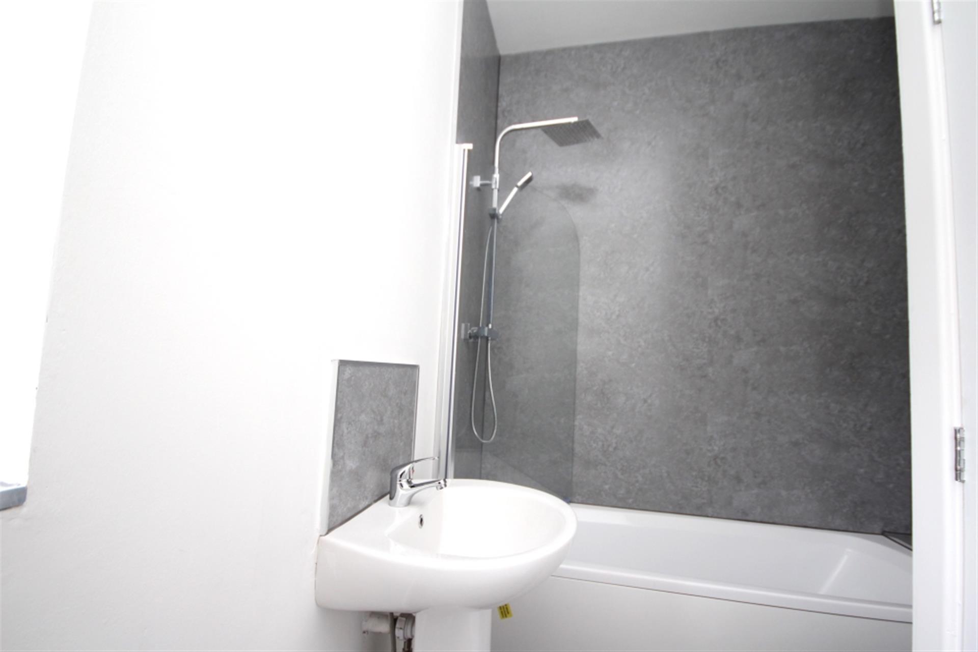 2 bedroom apartment flat / apartment To Let in Horwich, Bolton - Bathroom.