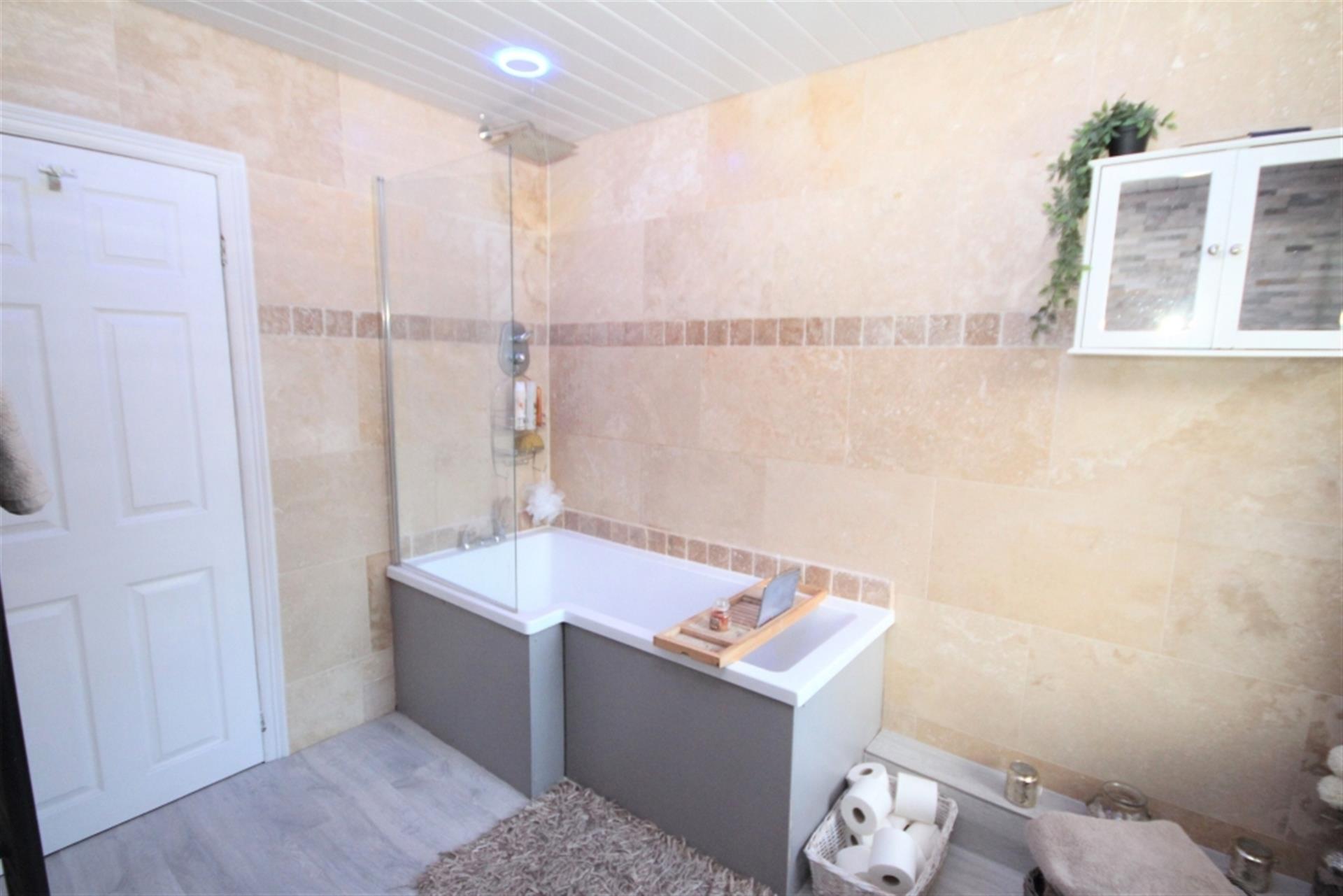 2 bedroom cottage house To Let in Egerton, Bolton, Greater Manchester - Bathroom.