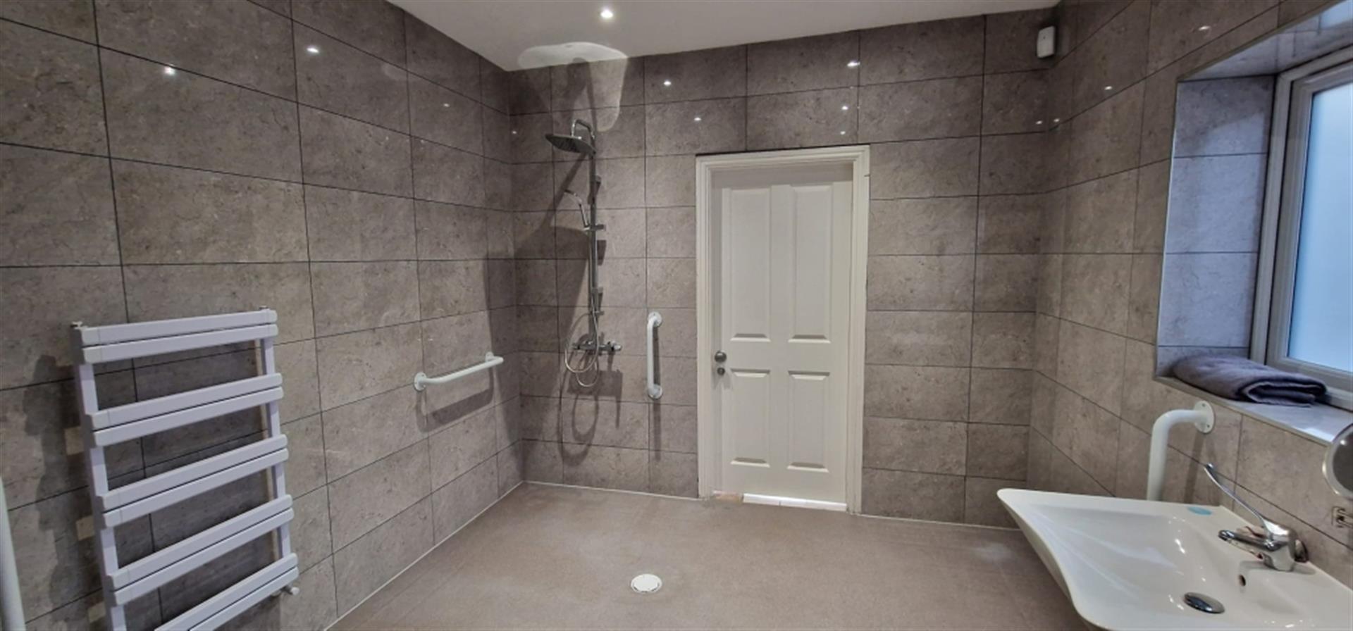 6 bedroom detached house To Let in Turton, Bolton, Greater Manchester - Downstairs bathroom.