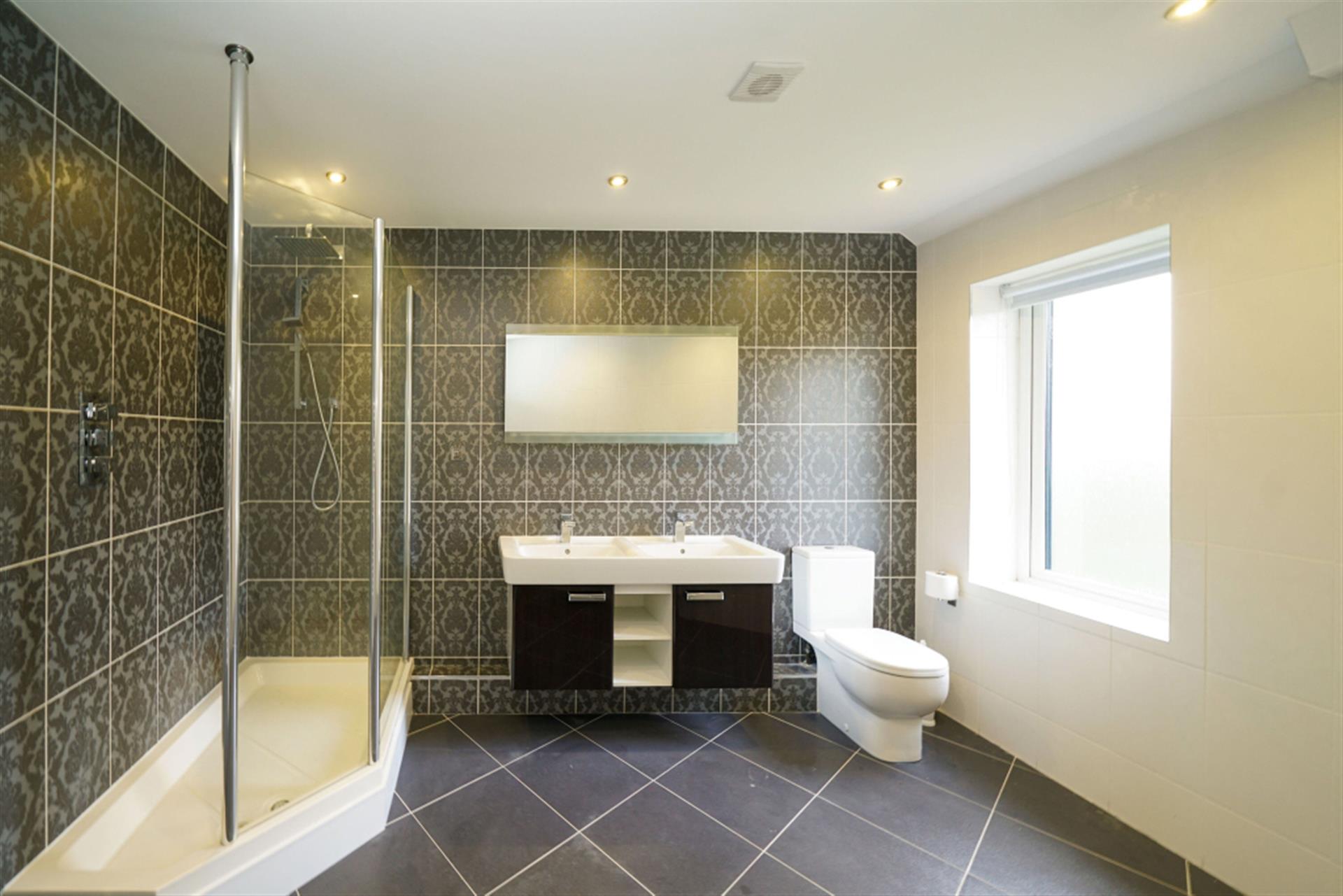 6 bedroom detached house To Let in Turton, Bolton, Greater Manchester - Master Bedroom En-su.