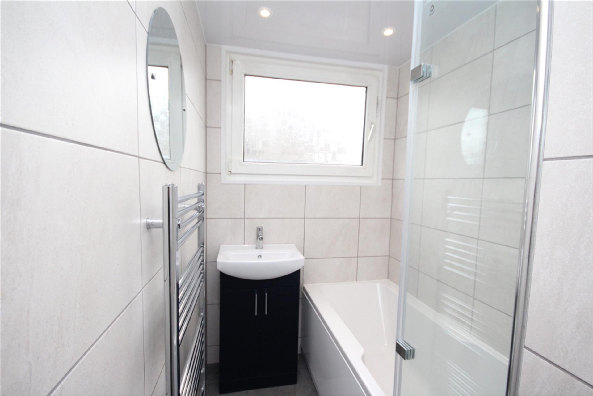 3 bedroom detached house To Let in Briggs Fold Rd, Egerton, Bolton, Greater Manchest - Bathroom.