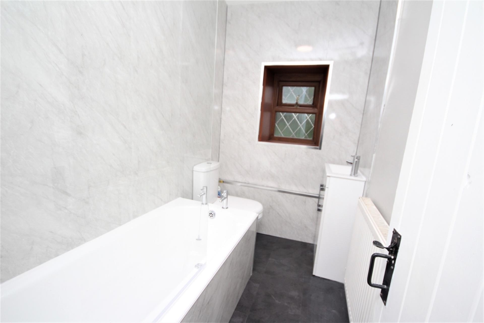 2 bedroom cottage house To Let in Egerton, Bolton, Greater Manchester - Bathroom.