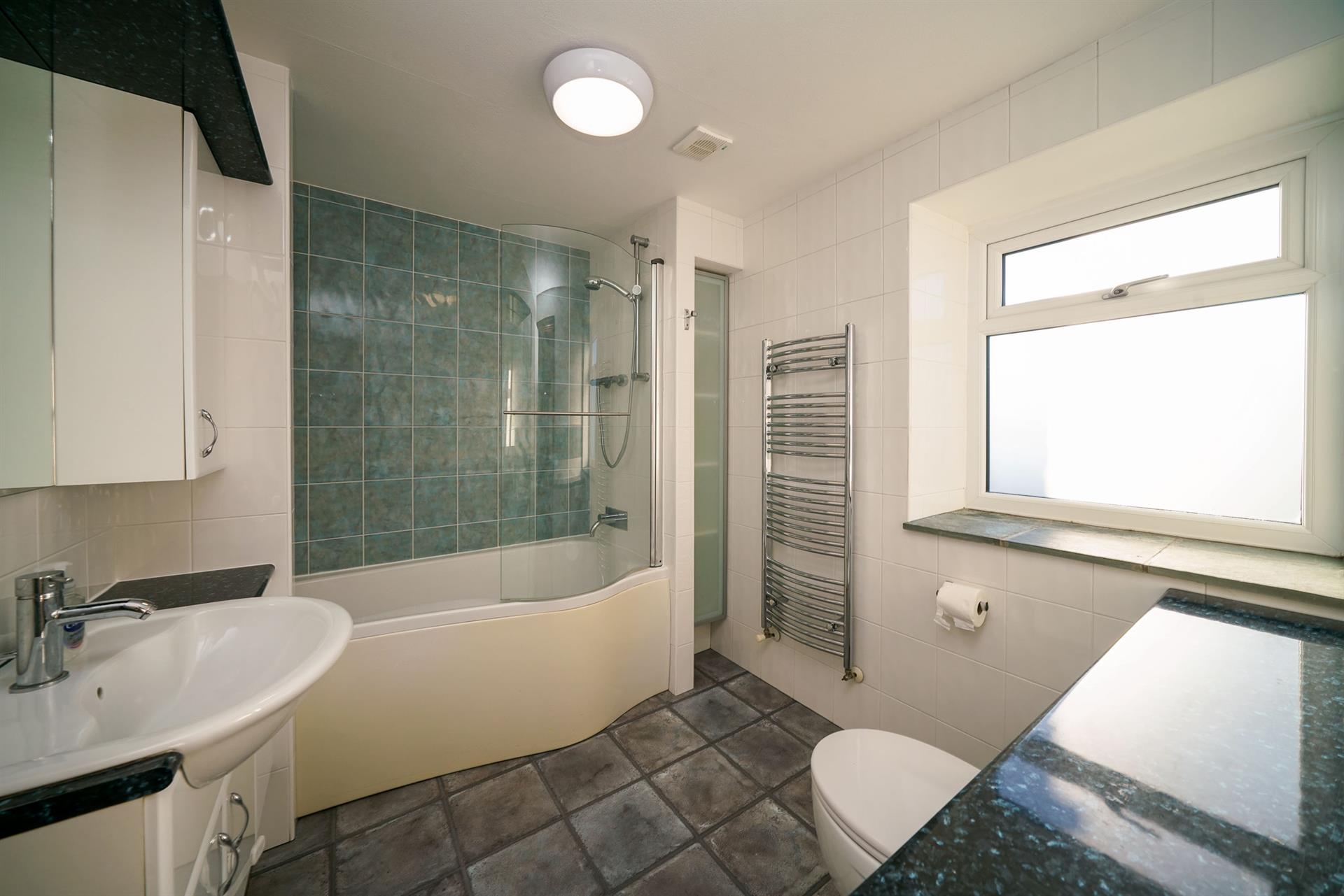 3 bedroom house share house / flat share To Let in Bolton, Greater Manchester - Bathroom.