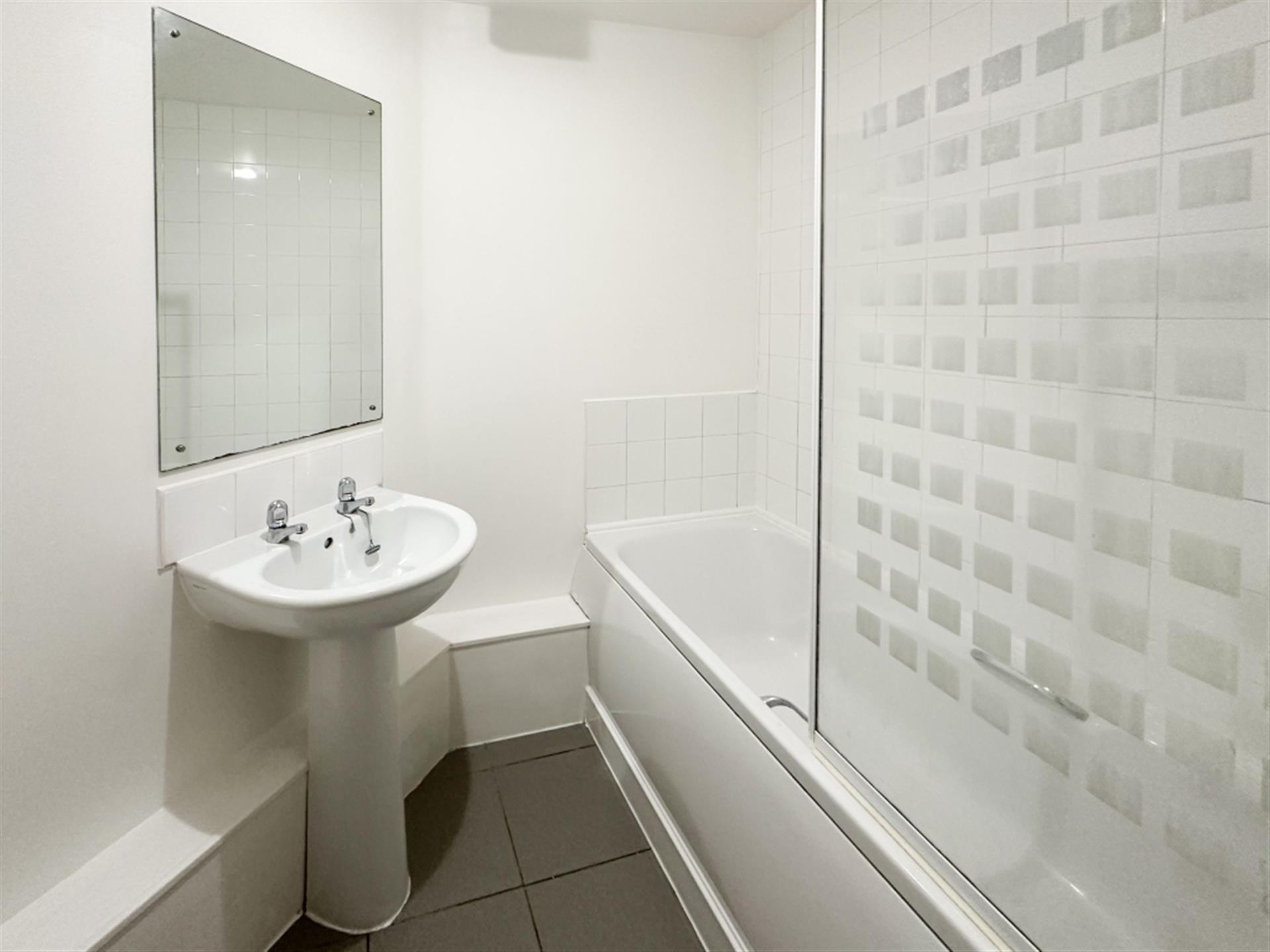 1 bedroom apartment flat / apartment To Let in Bolton, Greater Manchester - Bathroom.
