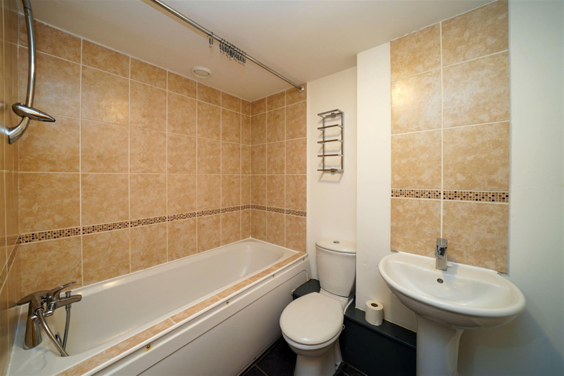 1 bedroom apartment flat / apartment To Let in Threadfold Way, Eagley, Bolton, Greater Manchester - Bathroom.