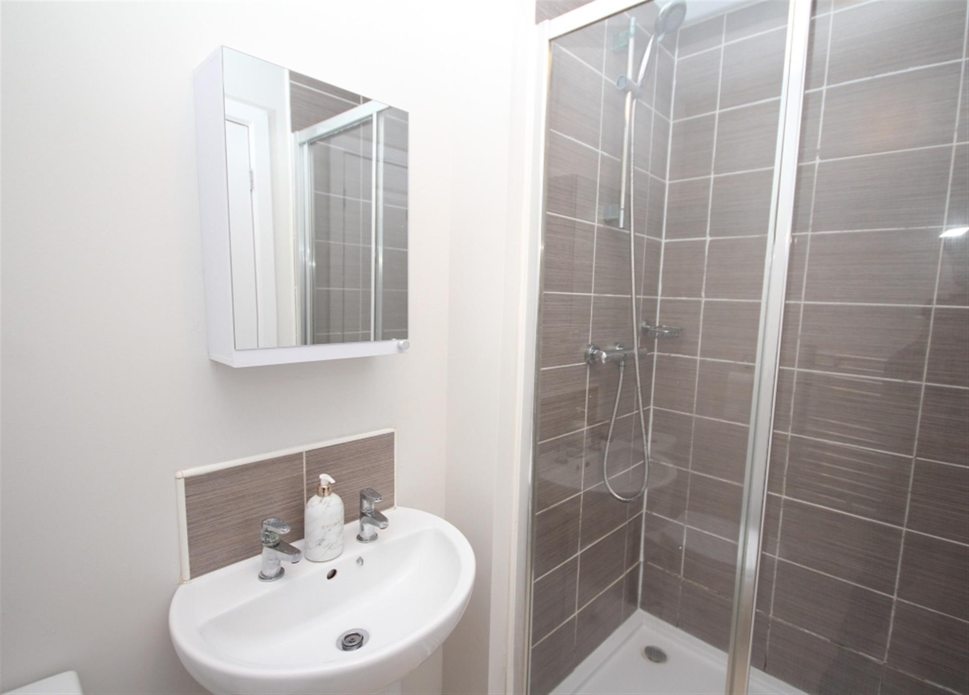 2 bedroom town house house To Let in Bromley Cross, Bolton, Greater Manchester - Photo.