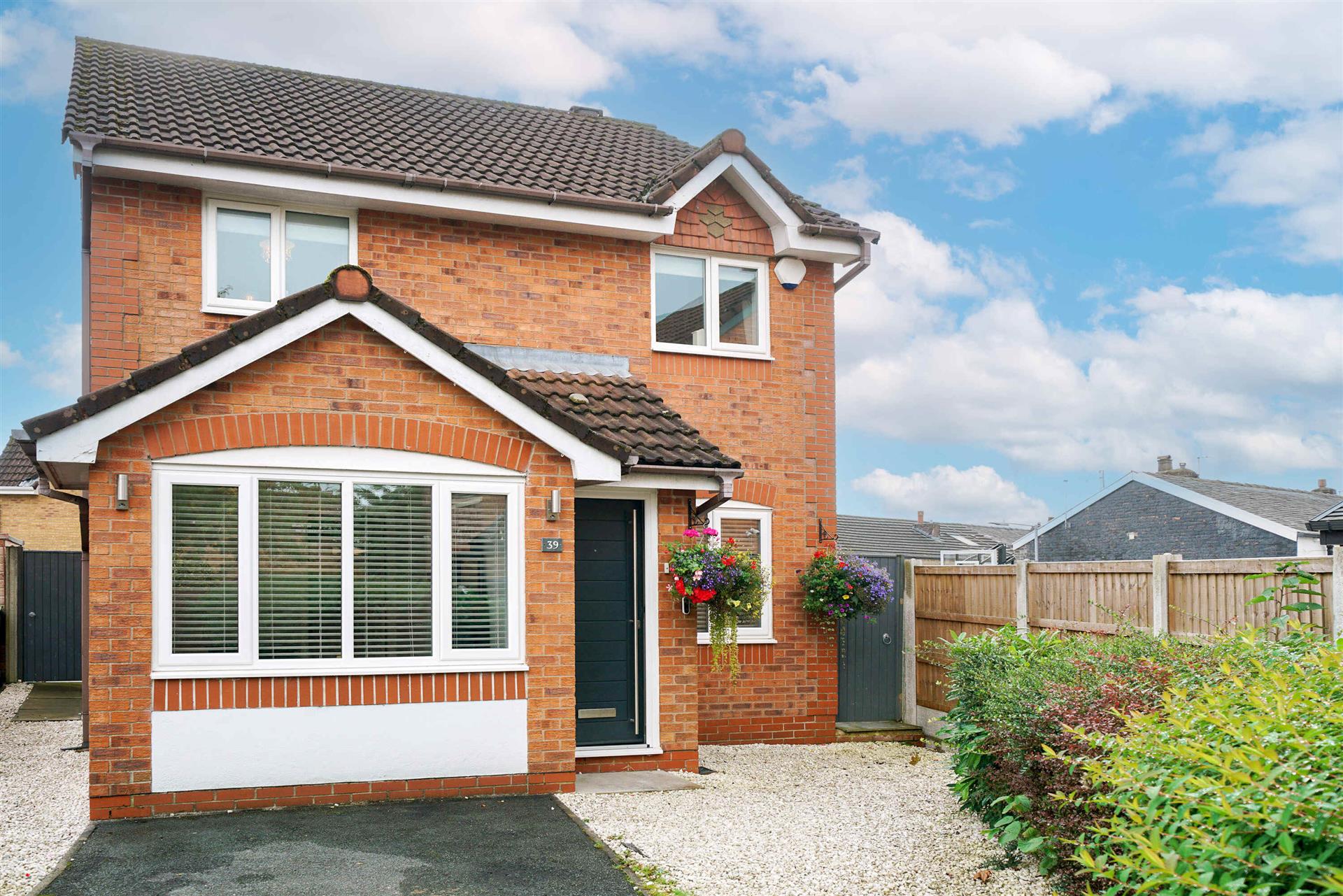 3 bedroom detached house Let Agreed in Bromley Cross, Bolton, Greater Manchester - Main.