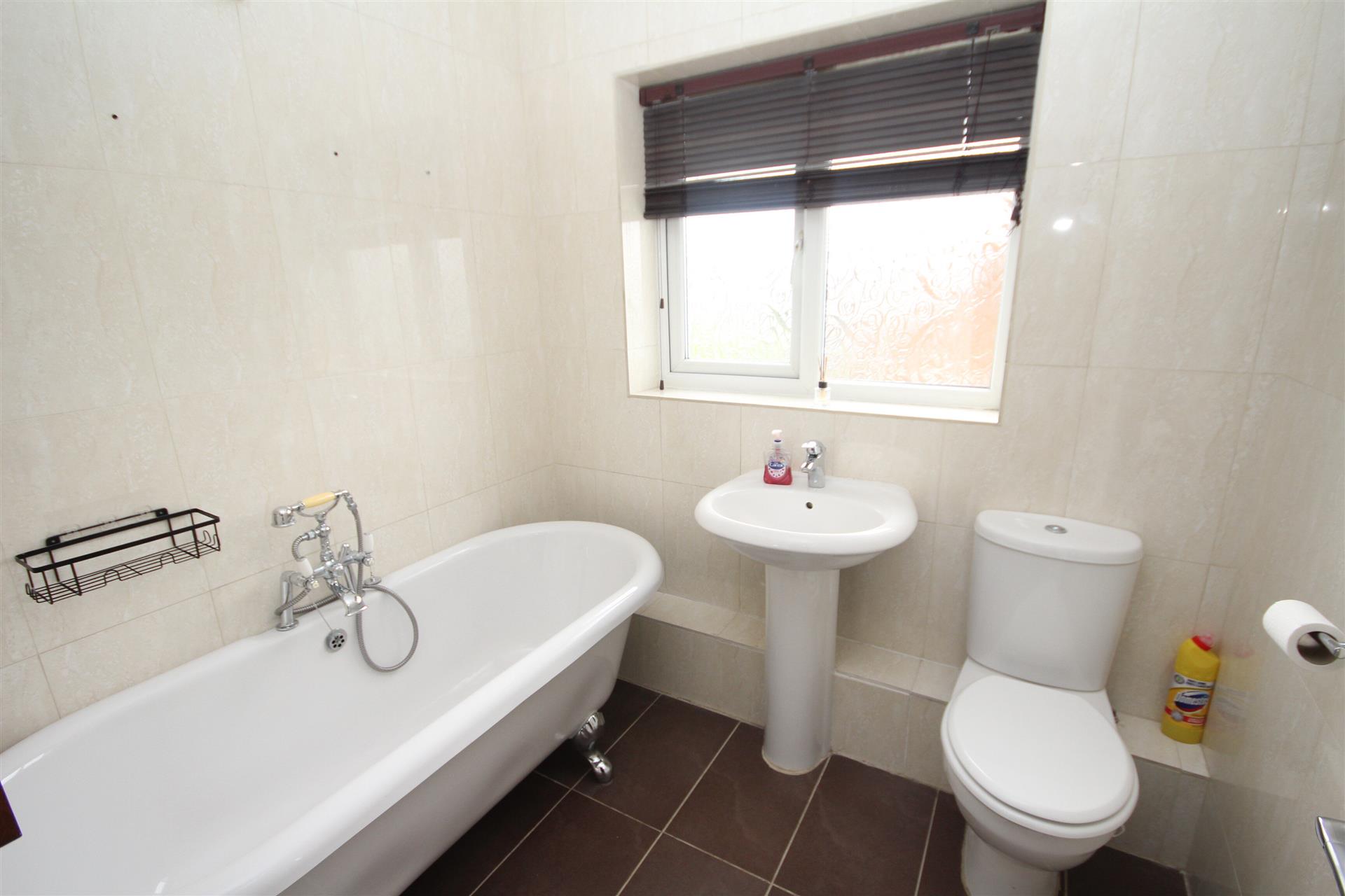 3 bedroom detached house Let Agreed in Bromley Cross, Bolton, Greater Manchester - Bathroom.